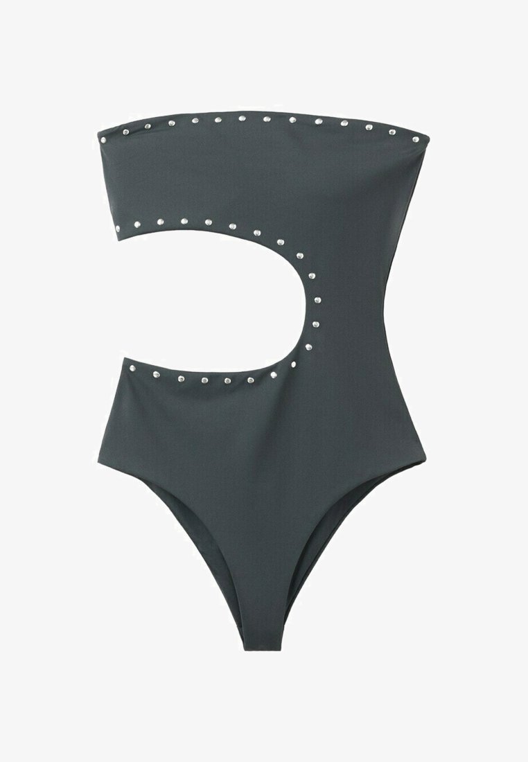 Czarny jednoczęściowy strój kąpielowy z dużym bocznym wycięciem, bez ramiączek i ze srebrnymi nitami wzdłuż krawędzi.