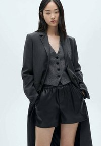 Mango Kratke hlače - black