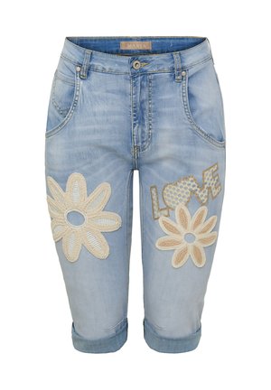 Lyseblå denimshorts med op rullede kanter, dekorative beige blomsterlapper og ordet "LOVE" broderet på forsiden af lårene.