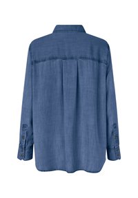 Camicia blu a maniche lunghe con bottoni, dotata di yoke posteriore e piega, esposta su uno sfondo bianco.