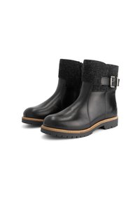 Een paar zwarte leren enkellaarzen met donkere vilten manchet, grove zolen, een zijrits en een verstelbare gesp aan de buitenkant.