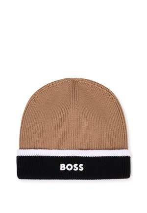 Bonnet tricoté marron avec un bord replié blanc et noir, avec le mot "BOSS" en lettres blanches sur la partie noire.