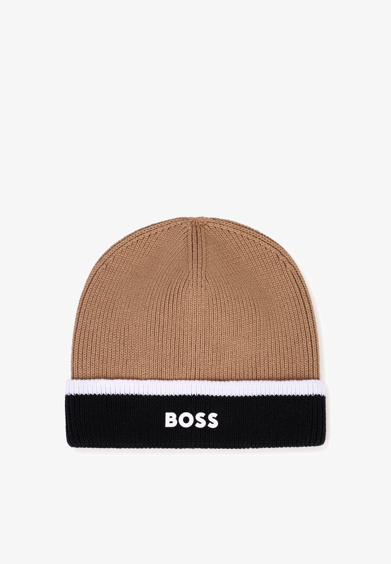 Bonnet tricoté marron avec un bord replié blanc et noir, avec le mot "BOSS" en lettres blanches sur la partie noire.
