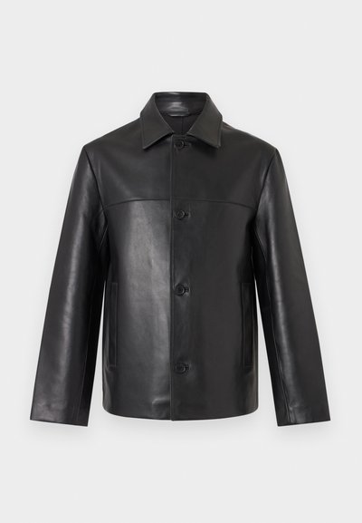 Μαύρο δερμάτινο μπουφάν με μακριά μανίκια, αιχμηρό γιακά, κούμπωμα με κουμπιά μπροστά και δύο πλαϊνές τσέπες, απεικονίζεται σε απλό φόντο.