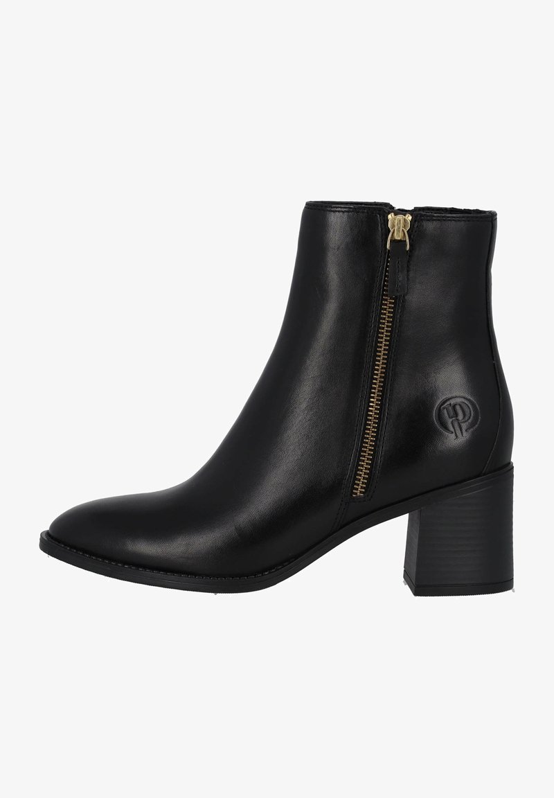 Bottine en cuir noir avec talon bloc, fermeture éclair latérale en or et logo circulaire embossé près du talon.