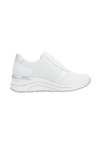 Chaussures de sport blanches avec une tige perforée, un design à lacets, et une semelle épaisse blanche avec un accent argenté. Texture lisse sur l'ensemble.
