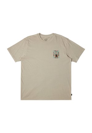Beige T-Shirt mit kurzen Ärmeln aus Baumwolle, mit einem bedruckten Grafikdesign in dunkelgrün und türkis auf der linken Brust.