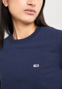 Tommy Jeans REGULAR C NECK - Felpa - blue
