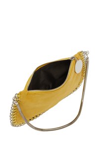 Gul ruskind clutch taske med lynlås, sølv kædestsropp, og indviklet flettet detaljering langs kanterne. Sort indvendig foring.