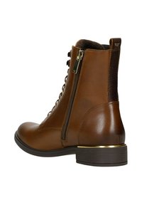 Brązowy skórzany botek za kostkę o gładkim wykończeniu, z bocznym zamkiem błyskawicznym, sznurowanym przodem, teksturowaną podeszwą i złotym akcentem w pobliżu pięty.