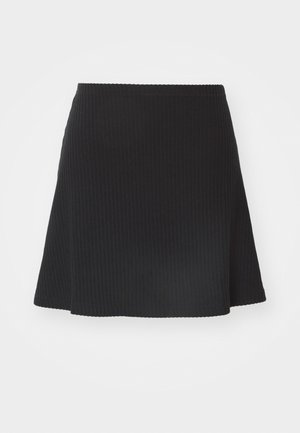 Crna rebrasta mini suknja s raširenim rubom, koja ima teksturiranu površinu i prilagođeni struk, izrađena od rastezljive tkanine.