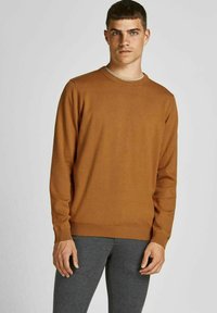 Jack & Jones JJEBASIC CREW NECK NOOS - Strickpullover - umber