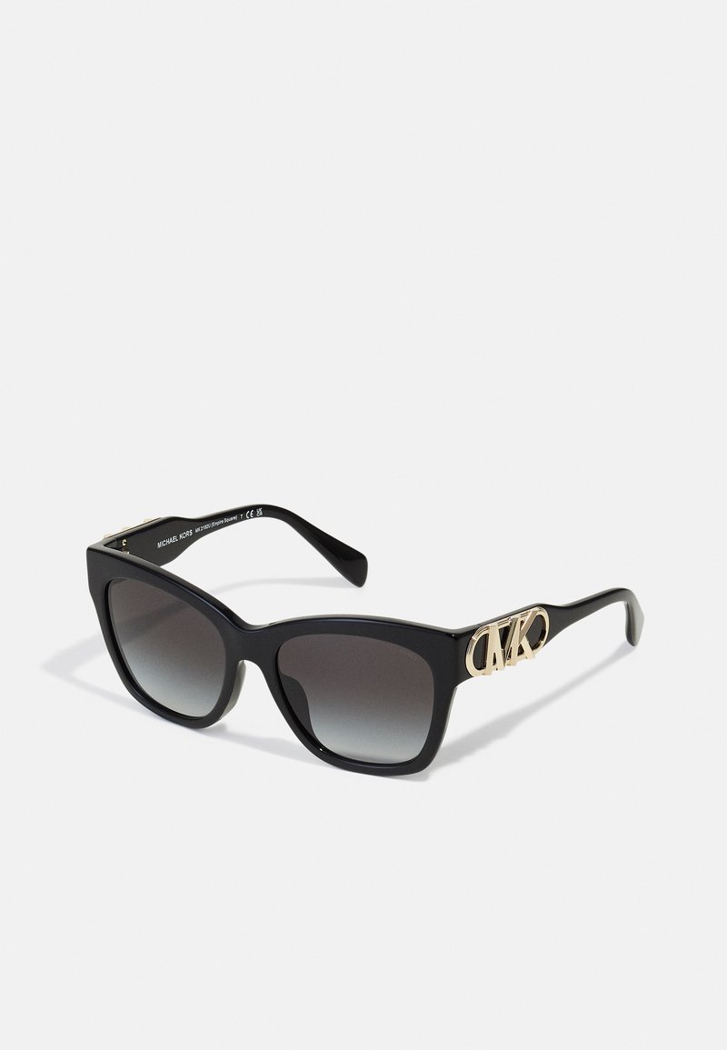 Ochelari de soare din plastic negru, cu lentile gri degradate. Formă pătrată, cu finisaj lucios, având un accent cu logo auriu pe brățară.
