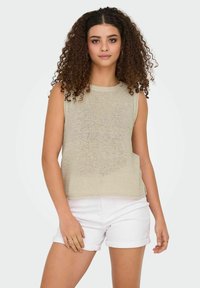 Lichtbeige gebreid mouwloos topje met een gestructureerde afwerking, gecombineerd met witte opgerolde shorts. Eenvoudig ontwerp met een relaxte pasvorm.