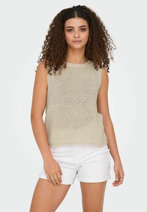 Lichtbeige gebreid mouwloos topje met een gestructureerde afwerking, gecombineerd met witte opgerolde shorts. Eenvoudig ontwerp met een relaxte pasvorm.