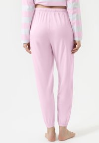 Lichtroze joggingbroeken van zacht stof, met een elastische tailleband en taps toelopende boorden, met een gladde textuur en een relaxed fit.