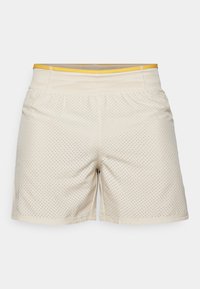 Beige urheilushortsit, joissa on rei'itetty rakenne, keltainen vyötärö, elastinen materiaali ja suora leikkaus. Sopii aktiiviseen käyttöön.