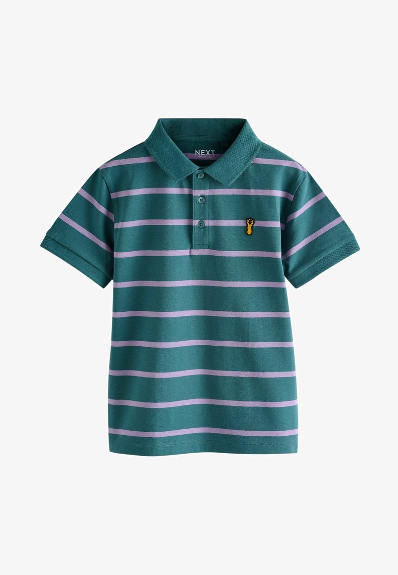 Zelené polo tričko s fialovými vodorovnými pruhy, límečkem, třemi knoflíky a malým logem humra na hrudi.