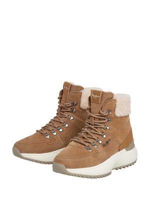 Bruine hoge laarzen met bontafwerking en zilveren oogjes, met gestructureerde zolen en veters, ontworpen voor comfort en stijl.