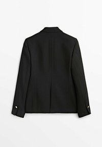 Blazer noir ajusté à manches longues, col cranté et accents en bouton doré aux poignets. Tissu lisse et structuré avec une silhouette cintrée.