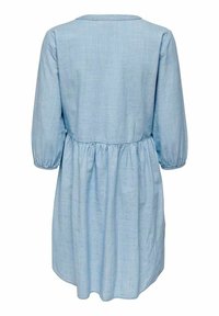 Jasnoniebieska sukienka do kolan o luźnym kroju, z długimi bufkami, marszczoną talią i okrągłym dekoltem, wykonana z miękkiego materiału.