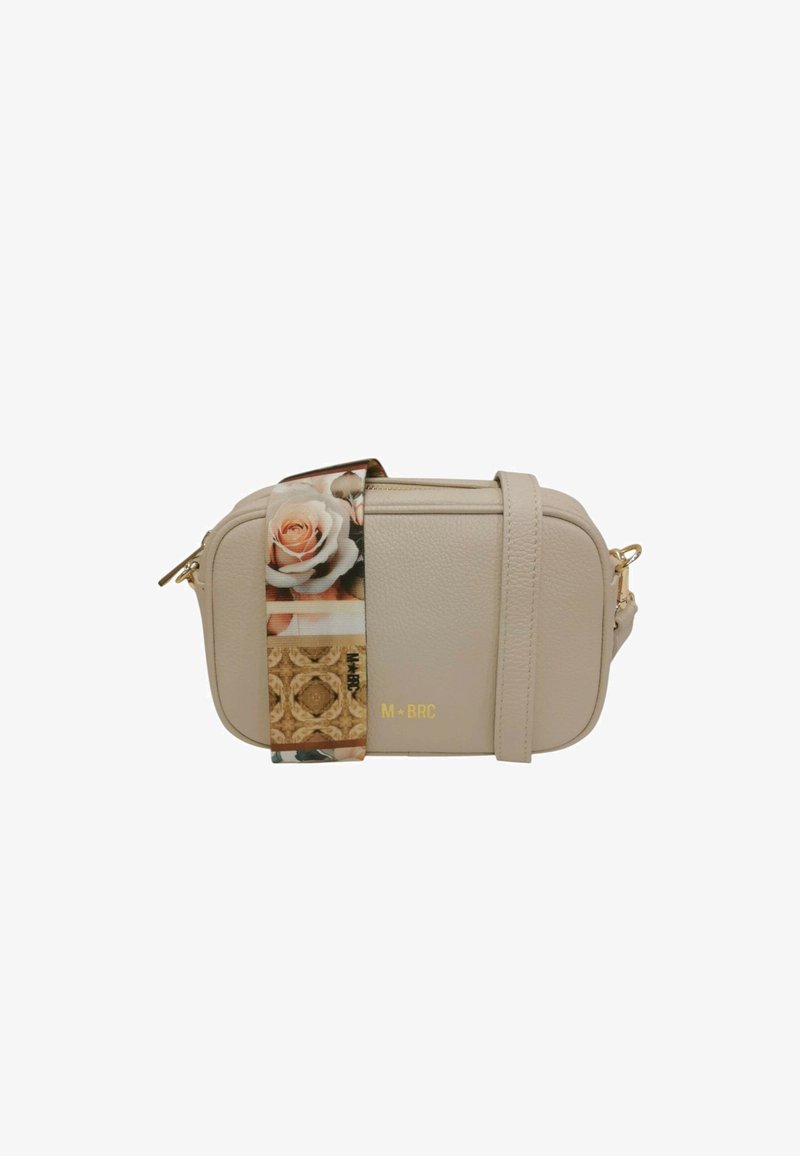 Borsa a tracolla in ecopelle beige con cinturino a motivo floreale, logo dorato e chiusura con zip. Forma rettangolare e superficie liscia.