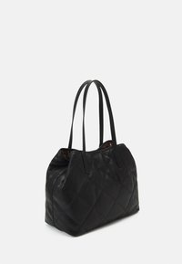 Borsa nera trapuntata in pelle con due manici lunghi, presenta una forma strutturata e un interno a contrasto con motivo pattern.