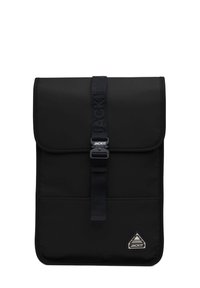 Zaino nero realizzato in materiale liscio, dotato di un risvolto, chiusura con fibbia frontale e un logo a triangolo nella parte inferiore.