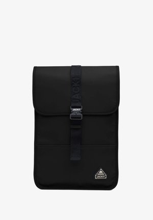 Zaino nero realizzato in materiale liscio, dotato di un risvolto, chiusura con fibbia frontale e un logo a triangolo nella parte inferiore.