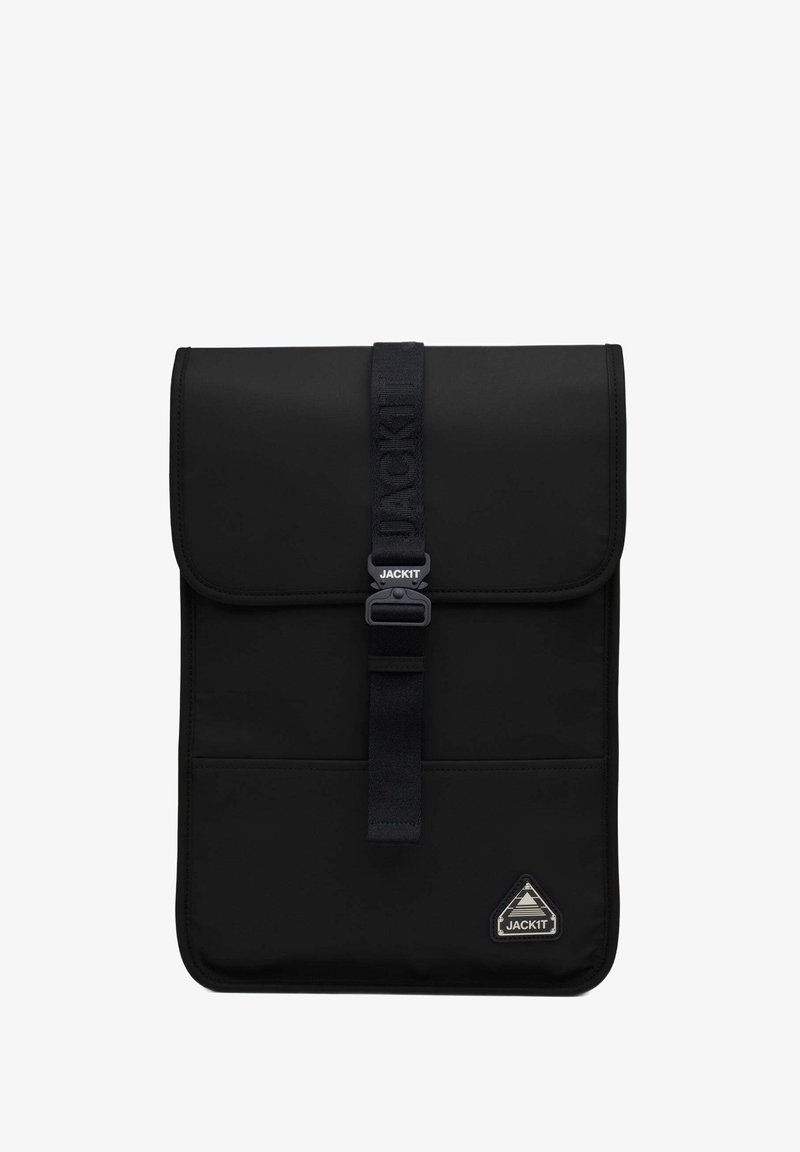 Czarny plecak wykonany z gładkiego materiału, z klapą typu fold-over, zapięciem na klamrę z przodu oraz trójkątnym logo marki na dole.