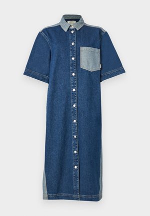 Rochie cămașă din denim, cu nasturi, mâneci scurte și un buzunar aplicat. Prezintă un contrast de culoare albastru mediu și deschis pe umeri.