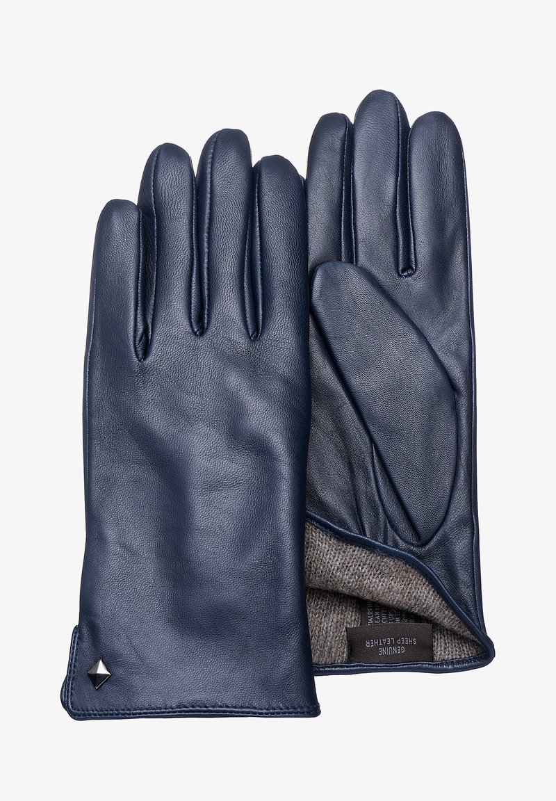 Námořnické kožené rukavice s měkkou vnitřní podšívkou, pětifingerským designem a malým kovovým akcentem na manžetě. Hladká textura po celém povrchu.