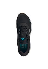 Czarne buty biegowe z teksturowaną cholewką, sznurówkami i trzema turkusowymi paskami, z białą podeszwą i logo "GORE-TEX" na języku.