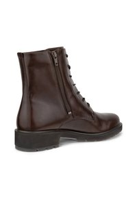 Stivaletto in pelle marrone con punta rotonda, lacci frontali, zip laterale e suola in gomma testurizzata per una migliore aderenza. Presenta una finitura liscia e hardware minimale.
