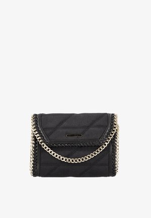 Detaljeret sort quilted stof håndtaske med kædestrop. Har en syet kant og en flad lukning foran. Kompakt, rektangulær form.