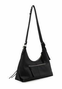 Borsa in pelle nera con forma curvata, tracolla regolabile, tasca anteriore con zip e pon-pon decorativi sui lati. Finitura testurizzata.