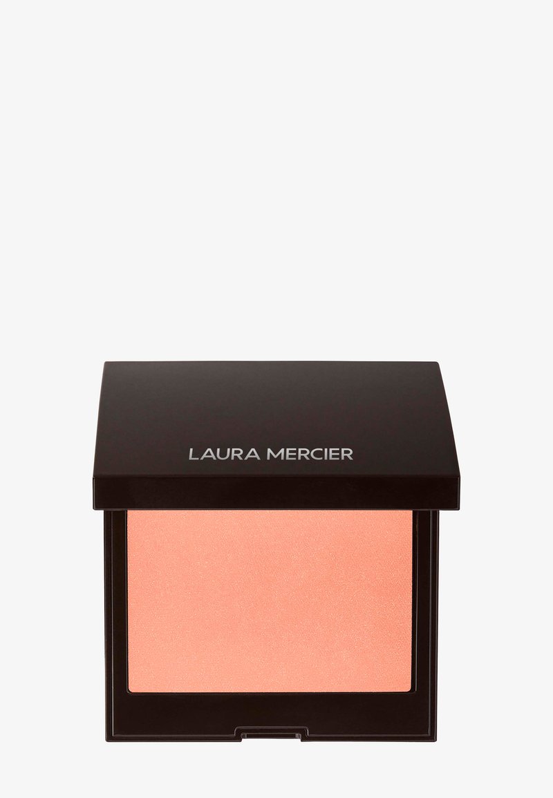Blush compatto di Laura Mercier con una polvere liscia color pesca all'interno di un astuccio quadrato di colore nero opaco. Presenta il nome del marchio sul coperchio.