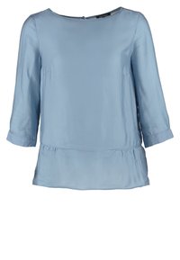 Ljusblå blus med trekvartsärmar, rund halsringning och rynkad midja. Slitstarkt tyg med en subtil glans och mjuk textur.