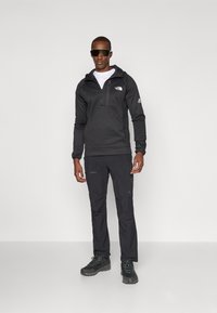 The North Face MOUNTAIN ATHLETICS HOODED 1/4  - Hættetrøje - black
