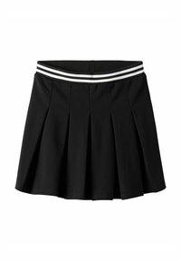 Melnas bikses ar krokojumiem un platu elastīgu jostu, uz kuras ir melnas un baltas strīpas. Gluda auduma tekstūra, dizains līdz ceļiem.