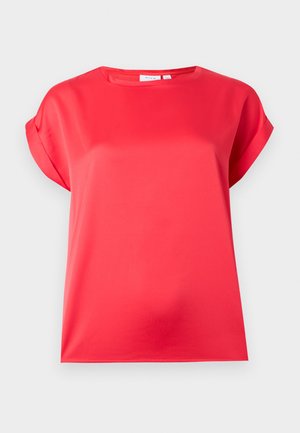 Bluză roșie cu mâneci scurte și manșete răsucite, cu decolteu rotund, realizată dintr-un material neted, ușor lucios.