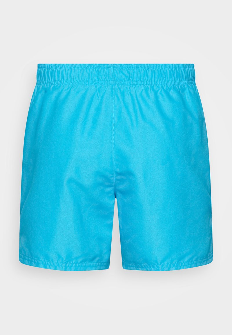 Helle blaue Badehose mit elastischem Bund, hergestellt aus glattem, leichtem Material. Kurz über dem Knie geschnitten mit einem schlichten, ungeschmückten Design.