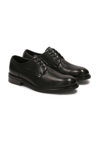 Pantofi din piele neagră cu un finisaj lucios, vârf rotunjit și cinci găuri pentru șireturi. Talpă solidă cu detalii minime.