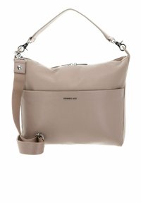 Sac à main en cuir beige avec une finition texturée, doté d'une longue bandoulière réglable, d'une poignée courte et d'une poche avant avec un logo.