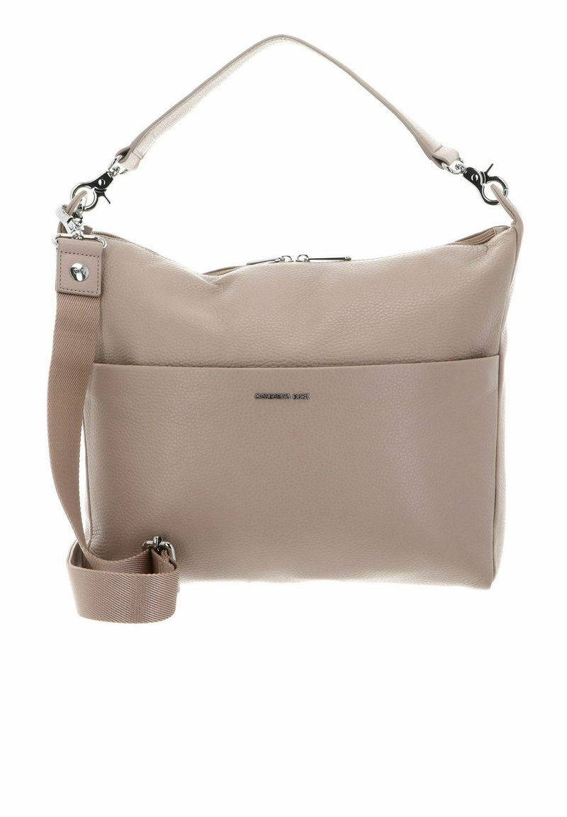 Sac à main en cuir beige avec une finition texturée, doté d'une longue bandoulière réglable, d'une poignée courte et d'une poche avant avec un logo.