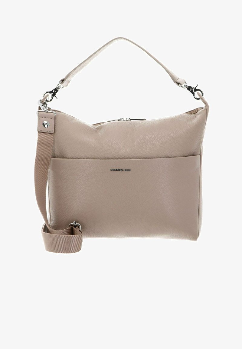 Sac à main en cuir beige avec une finition texturée, doté d'une longue bandoulière réglable, d'une poignée courte et d'une poche avant avec un logo.