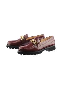 Bordowe loafers z lakierowanej skóry na chunky czarnej podeszwie, z detalem złotego łańcucha na górze, charakteryzujące się eleganckim przeszyciem i okrągłym noskiem.