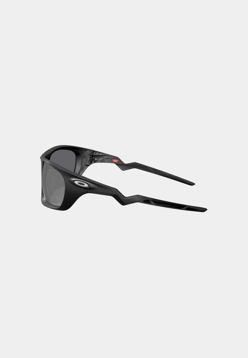 Lunettes de sport noires au design angulaire et aérodynamique, avec des verres sombres dégradés et des branches texturées pour le confort et un maintien sécurisé.