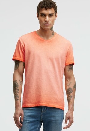 V-neck t-shirt in gradient orange, made of soft fabric. Short sleeves and relaxed fit, featuring a subtle texture and hem detail.