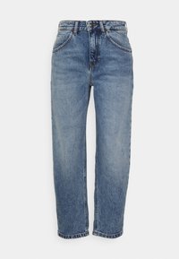 Jeans de mezclilla azul de talle alto con piernas rectas, bolsillos delanteros, trabillas para cinturón, cierre de botón y textura ligeramente descolorida.